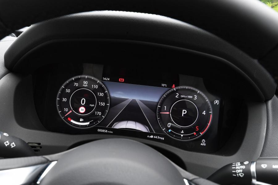 Панель приборов Jaguar XE D180 SE R-Dynamic AWD 2019 года  (UK) (фото 9 из 40)